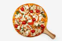 美味的素食者披萨服务木板成分签名酱汁罗勒马苏里拉奶酪奶酪香榭丽舍贝尔辣椒樱桃西红柿羊奶酪比萨 店促销活动海报