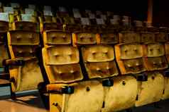 行黄色的座位电影剧院