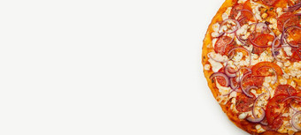 美味的乡村披萨签名酱汁马苏里拉奶酪奶酪意大利辣香肠鸡角西红柿红色的洋葱特写镜头广告摩天观景轮<strong>海报</strong>餐厅复制空间文本