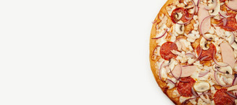美味的披萨烧烤酱汁马苏里拉奶酪奶酪他意大利辣香肠烟熏鸡蘑菇红色的洋葱特写镜头广告摩天观景轮海报餐厅复制空间文本