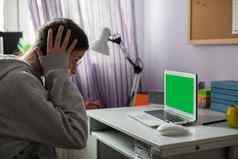 绿色屏幕十几岁的女孩恐怖的事件移动PC互联网