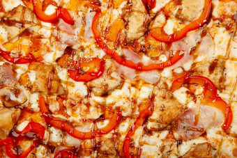 纹理披萨培根鸡红烧的服务木板成分签名酱汁马苏里拉奶酪奶酪红烧的鸡培根贝尔胡椒红烧的酱汁特写镜头