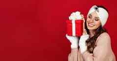 快乐女人持有礼物盒子肖像快乐微笑女孩交付包装盒子孤立的红色的背景