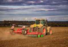 拖拉机准备地面播种培养农业农学概念