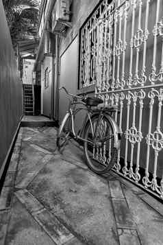自行车黑色的白色自行车左栅栏街