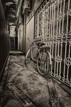 自行车黑色的白色自行车左栅栏街