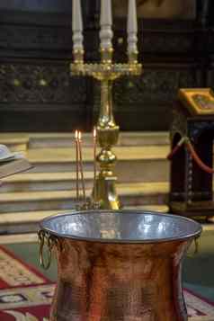 洗礼仪式教堂教堂餐具正统的教堂大碗水洗礼婴儿蜡蜡烛