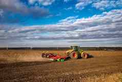 拖拉机准备地面播种培养农业农学概念