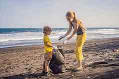 妈妈。儿子清洁海滩自然教育孩子们