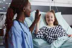 医院护士highfive生病的孩子病人治疗病房房间