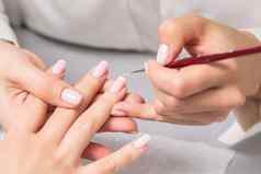 女人接收法国修指甲美容师