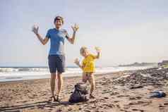 爸爸儿子清洁海滩自然教育孩子们