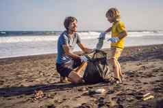爸爸儿子清洁海滩自然教育孩子们