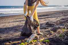 妈妈。儿子清洁海滩自然教育孩子们