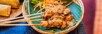 沙爹认为那个故事烤肉服务花生酱汁黄瓜赖爷传统的马来西亚印尼食物亚洲厨房横幅长格式