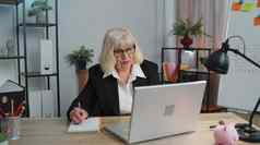 高级成熟的老业务办公室女人网络学习在线写作笔记移动PC生活网络研讨会