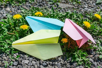 孩子们的色彩斑斓的纸飞机草
