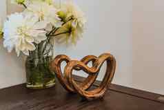 手工制作的木雕刻心表格夫妇的关系情人节一天概念