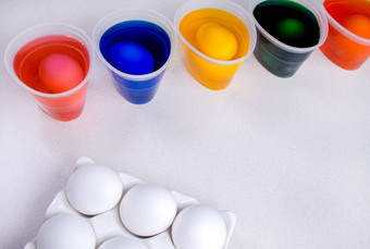 工具绘画鸡蛋复活节鸡蛋盒子杯色彩斑斓的油漆复活节鸡蛋板刷油漆表格一边视图