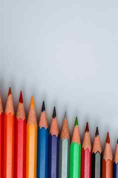 集彩虹颜色木铅笔集合孤立的白色垂直背景