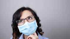 女人穿保护脸面具冠状病毒女人面具眼镜