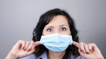 女人保护脸面具冠状病毒女人拉面具呼吸删除脸面具手指医疗面具关闭拍摄选择焦点预防科维德