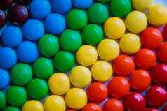 明亮彩色的甜蜜的糖果铺设平彩虹糖果背景彩虹糖果