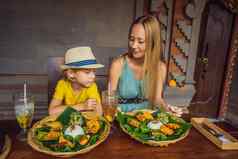 妈妈儿子游客印尼食物咖啡馆旅行孩子们概念孩子们孩子友好的的地方
