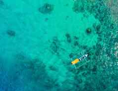 夫妇浮潜蓝色的海海洋珊瑚背景空中前视图