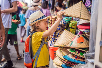 男孩市场乌布巴厘岛典型的纪念品商店销售记忆手工艺品巴厘岛著名的乌布市场印尼巴厘岛的市场记忆木工艺品当地的居民