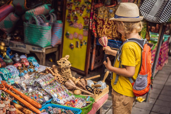 男孩市场乌布巴厘岛典型的纪念品商店销售记忆手工艺品巴厘岛著名的乌布市场印尼巴厘岛的市场记忆木工艺品当地的居民