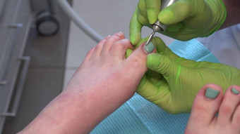 病理学家钻工具削减脚趾甲特写镜头指甲护理修脚沙龙