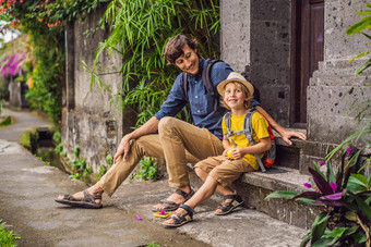 父亲儿子游客<strong>巴厘岛</strong>走狭窄的舒适的街道乌布<strong>巴厘岛</strong>受欢迎的旅游目的地旅行<strong>巴厘岛</strong>概念旅行孩子们概念