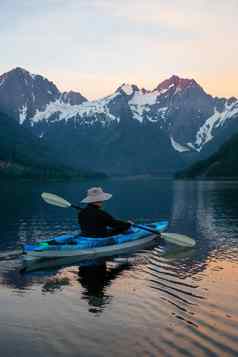 喜欢冒险的男人。皮划艇水加拿大山景观