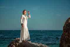 女人波西米亚服装海滩日落放荡不羁的风格时尚度假胜地中间岁的女人白色衣服放荡不羁的风格胸罩夏天时尚