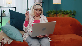 高级女人自由穿耳机使视频调用会说话的教学移动PC首页办公室
