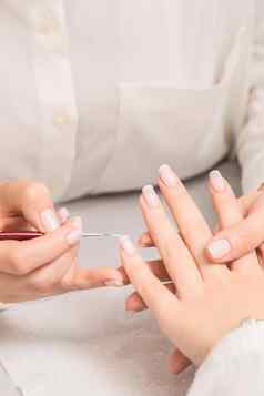 女人接收法国修指甲美容师