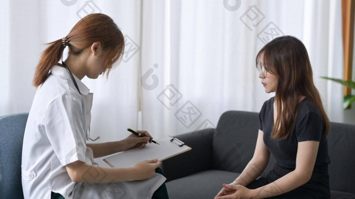 女医生咨询年轻的病人填充形式咨询图片-包图网企业站