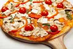 美味的素食者披萨服务木板成分签名酱汁罗勒马苏里拉奶酪奶酪香榭丽舍贝尔辣椒樱桃西红柿羊奶酪比萨 店促销活动海报