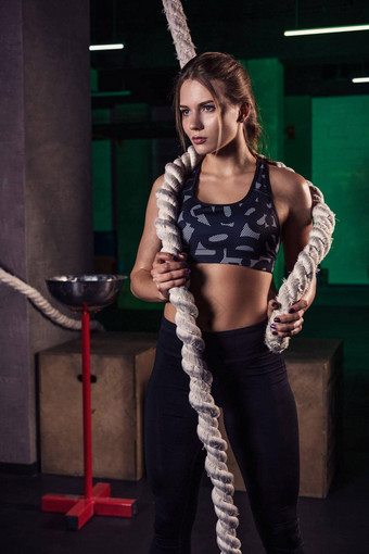 拍摄有吸引力的女参考运动员绳子健身房