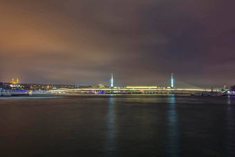 风景优美的视图盐土植物地铁桥视图晚上盐土植物地铁桥金角伊斯坦布尔