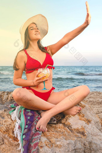 海滩海蓝色的天空夏天假期肖像漂亮的金发女郎年轻的女人有趣的微笑海滩<strong>比基尼</strong>红色的鸡尾酒