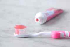 粉红色的颜色孩子牙刷粘贴