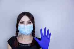 女人穿保护脸面具冠状病毒女人面具震惊了担心手
