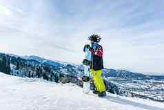 有胡子的快乐滑雪滑雪面具护目镜皮毛大莫霍克他背景天空冬天雪山
