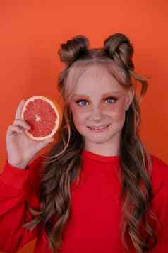 漂亮的渐变女孩橙色葡萄柚孤立的橙色背景热带柑橘类水果葡萄柚片橙色时尚的使少年肖像