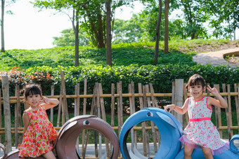 可爱的女孩有趣的户外操场上年轻的亚洲姐妹玩学校幼儿园健康的夏天活动孩子们