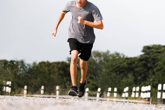 年轻的男人。跑步者脚运行路运行锻炼健康的锻炼概念