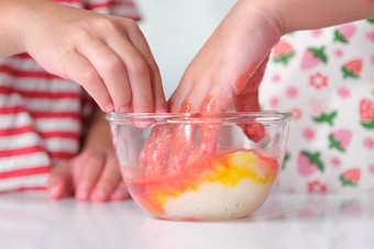 孩子们添加食物着色盐玻璃碗混合手彩色的盐艺术Diy玩学习活动孩子们