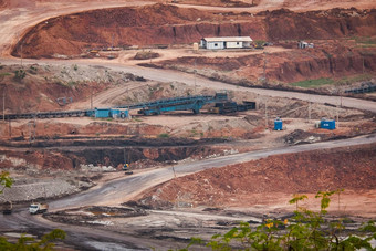 视图卡车挖掘机工作开放坑褐煤煤炭矿山褐煤煤炭提取行业著名的户外学习中心美卫生部我的公园lampang泰国